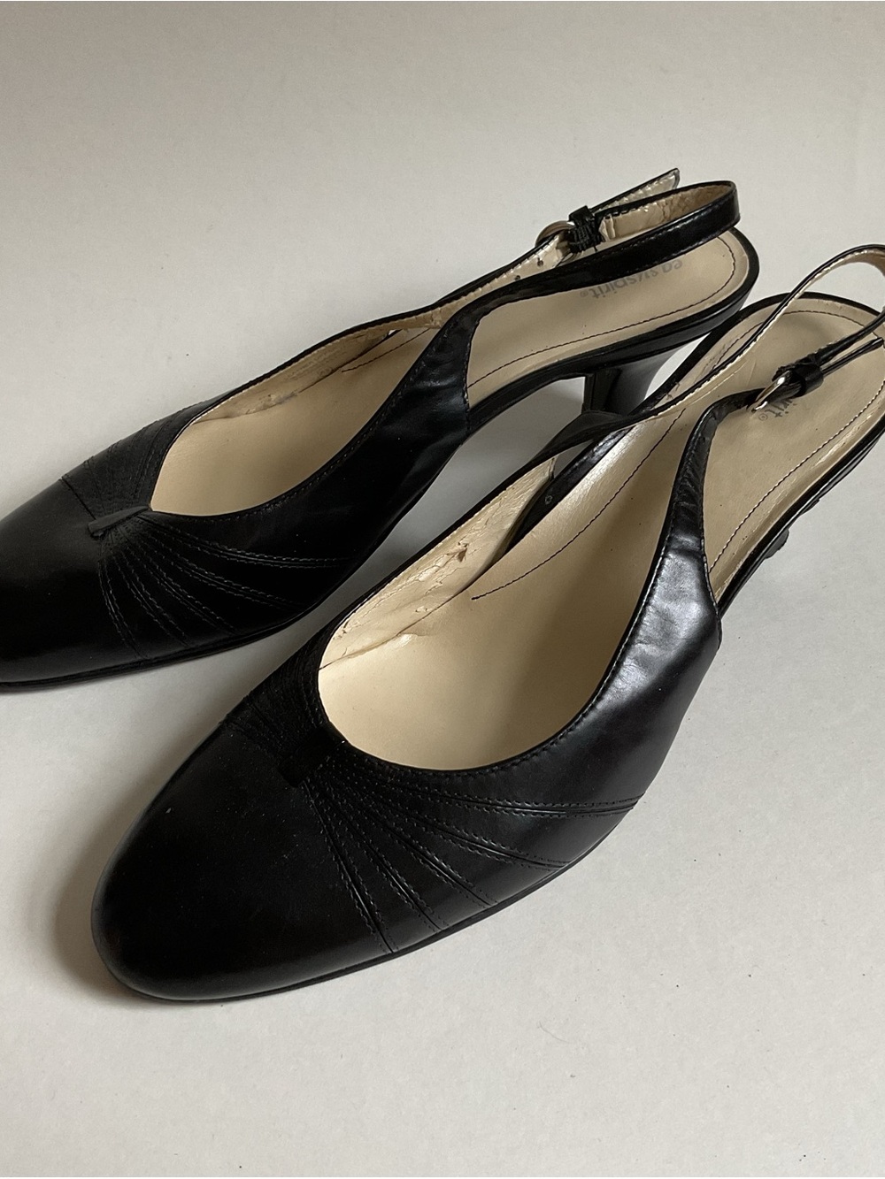 VTG Easy Spirit Women 8.5” Black Slingback Pump  Almond Toe Kitten Heels Classic